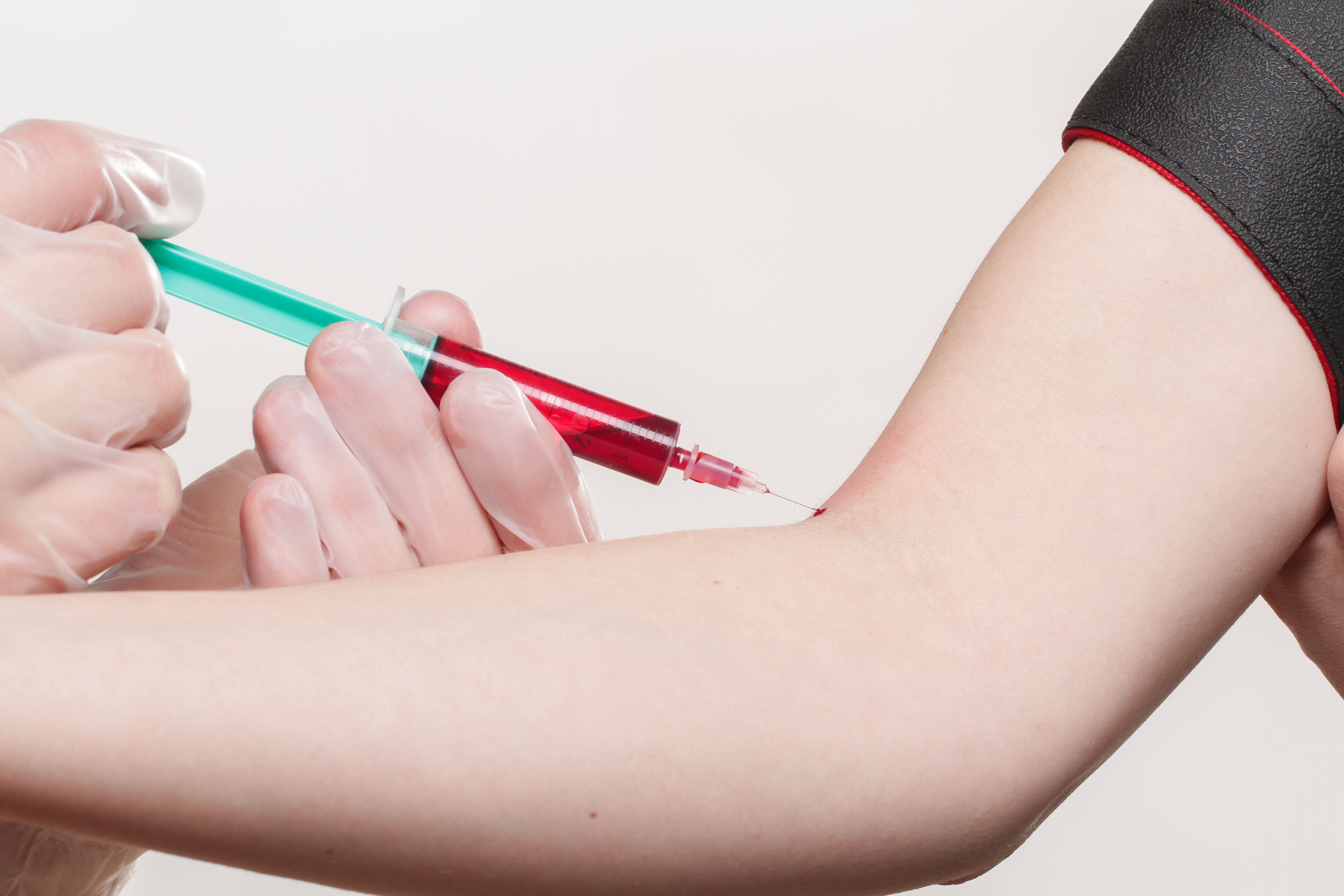 Dottore che vaccina un bambino